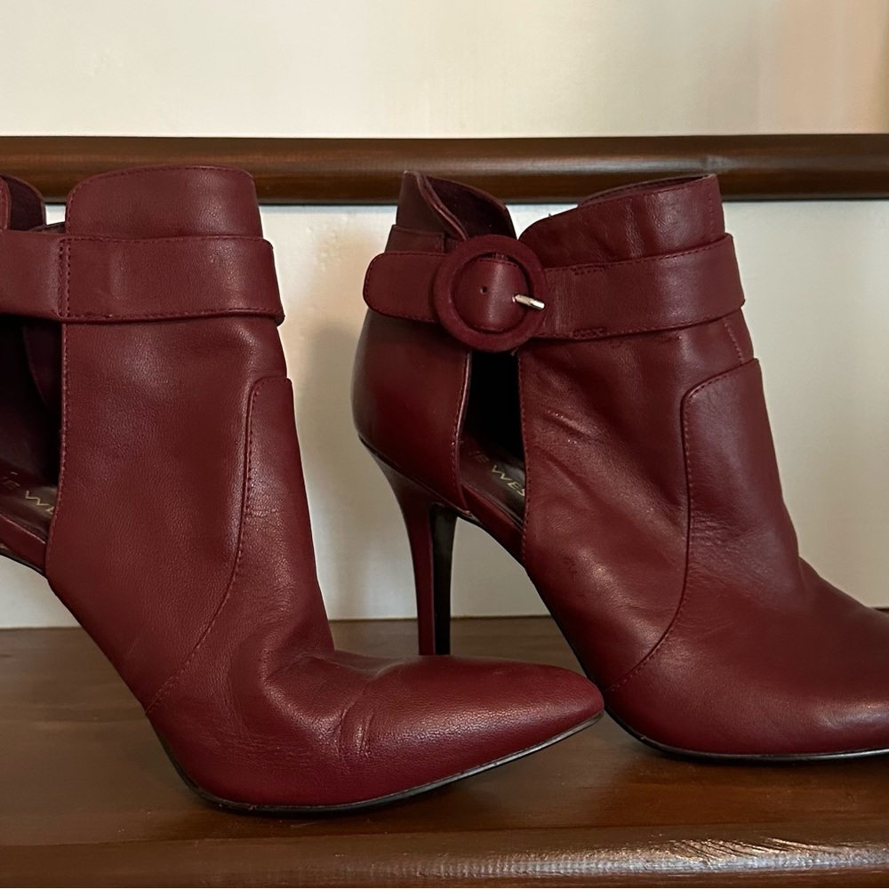 🌟 Nine West Burgundy Heeled Boots with Stiletto and Pointed Toe 🌟